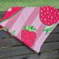 Preview: strandtuch-pink-rosa-erdbeeren-muster-mikrofaser