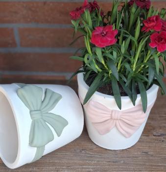 uebertoepfe-creme-weiss-salbeigren-zement-blumen-deko