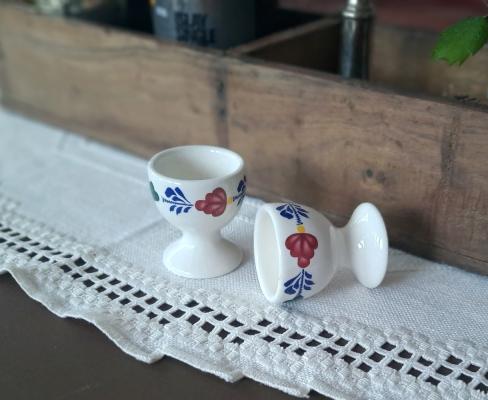 eierbecher-landhaus-creme-weiss-blumen-dekor-keramik