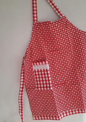 rote-schuerze-fuer-kinder-mit-herzchen