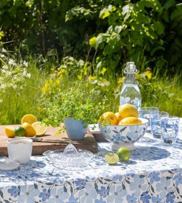 tischdecke-quadratisch-blumen-blau-greengate-laerke