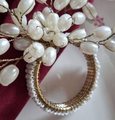 serviettenring-set-metall-mit-weisser-perlen-bluete