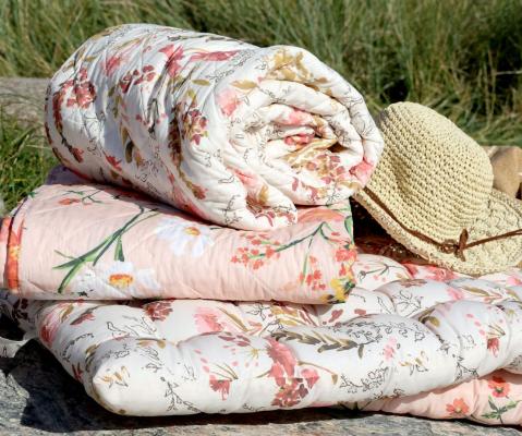 steppdecke-plaid-weiss-mit-wildblumen-gemustert