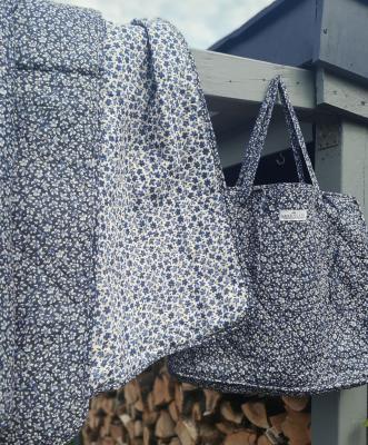 greengate-steppdecke-tagesdecke-dahla-blau-weiss-gebluemt-picknickdecke