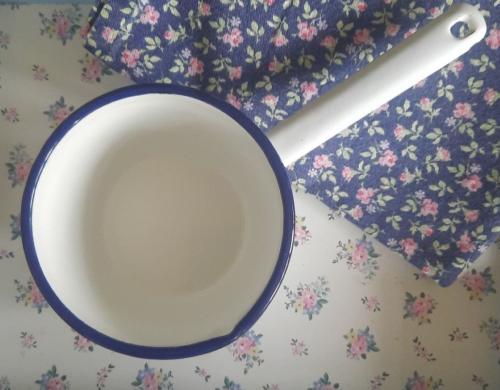 Preview: emaille-stieltopf-weiss-blauer-rand