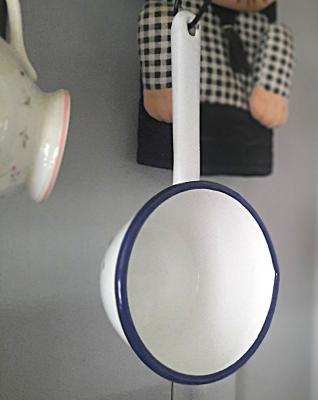 Preview: emaille-stieltopf-mit-blauem-rand