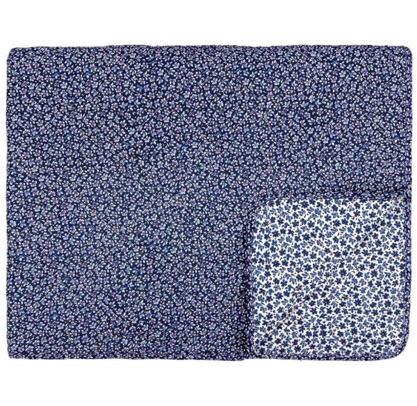greengate-decke-steppdecke-tagesdecke-blumen-blau-weiss-dahla-picknickdecke