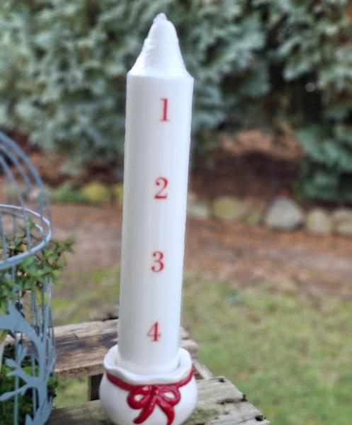 adventskerze-kalenderkerze-weiss-rot-zahlen-1 bis 4-aus-stearin