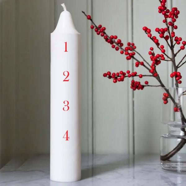 weisse-adventskerze-mit-roten-zahlen-von-1-4