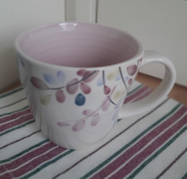 kaffeebecher-becher-tee-blätter-motiv-pastell