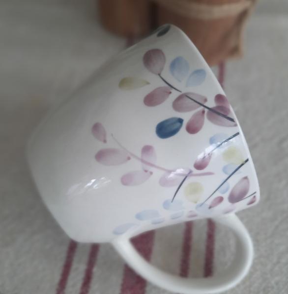 kaffeebecher-becher-blätter-design-pastell-wellenoptik