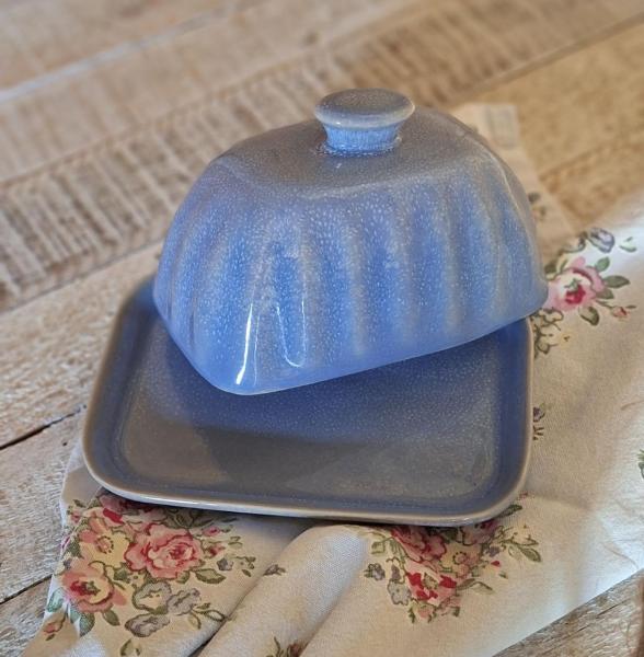 rustikale-butterdose-himmelblau-landhausstil-butterglocke-blau-steingut