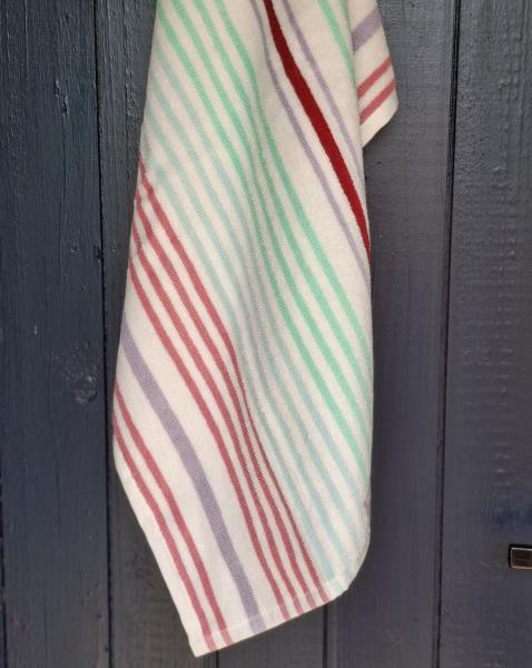 bunt-gestreiftes-frottee-handtuch-greengate-divia