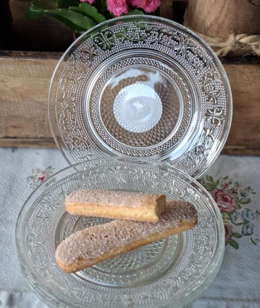 glasteller-retro-antik-stil-mit-ornamenten