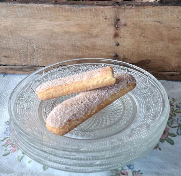 retro-teller-glas-mit-struktur-nostalgisch