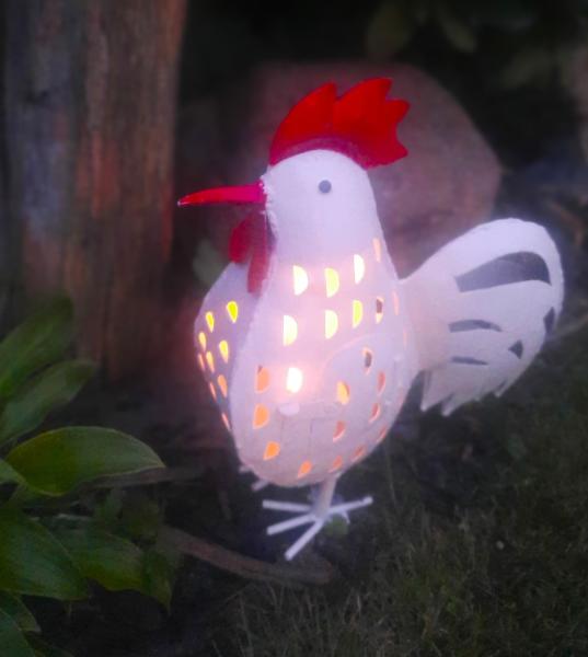 weisses-deko-huhn-metall-teelicht-beleuchtet
