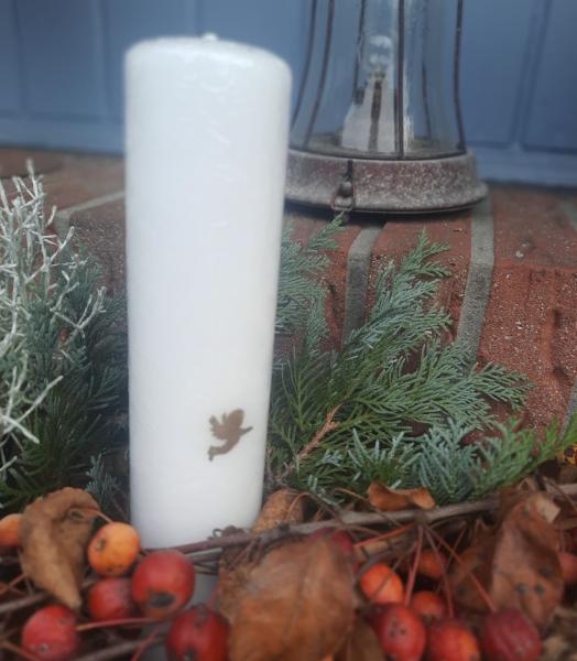 kalenderkerze-weiss-silber-gold-mit-engel