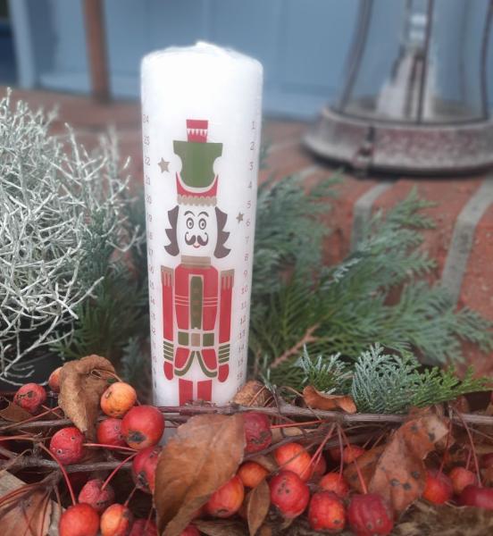 adventskerze mit zahlen und nussknacker