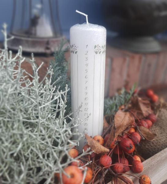 adventskerze-kalenderkerze-ranken-goldene-streifen