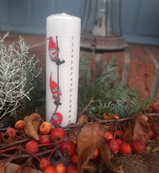 adventskerze-kalenderkerze-mit-nissen-zahlen
