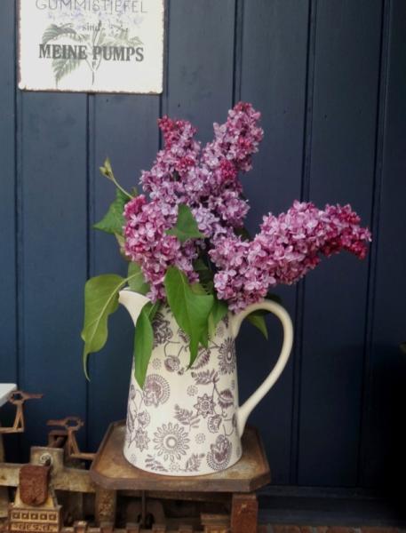 krug-1liter-blumen-ranken-bordeaux-rosa-vase