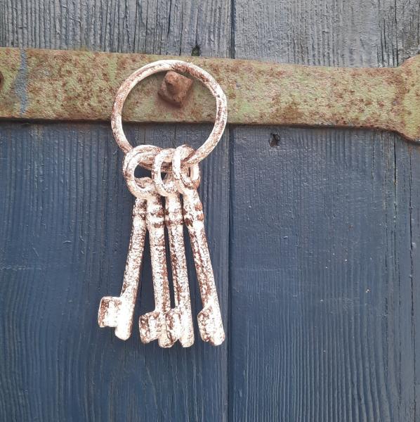 deko-schluessel-rostbraun-weiss-shabby chic-gusseisen
