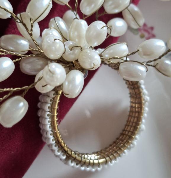 serviettenring-set-metall-mit-weisser-perlen-bluete