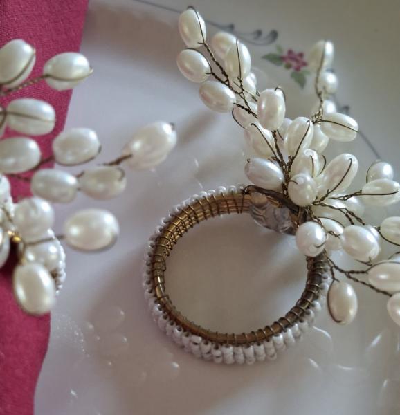 serviettenring-metall-gold-perlen-bluete-weiss