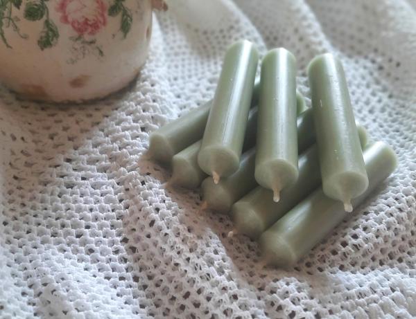 stabkerzen-kurz-salbei-gruen-10 cm-durchgefaerbt