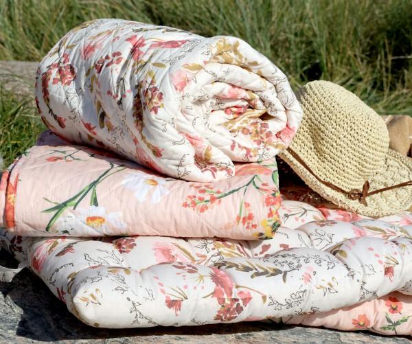 steppdecke-plaid-weiss-mit-wildblumen-gemustert