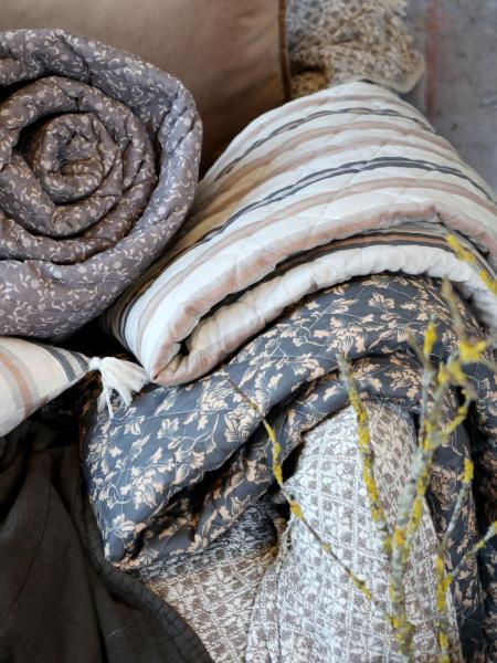 vintage-decken-grau-blumenmuster