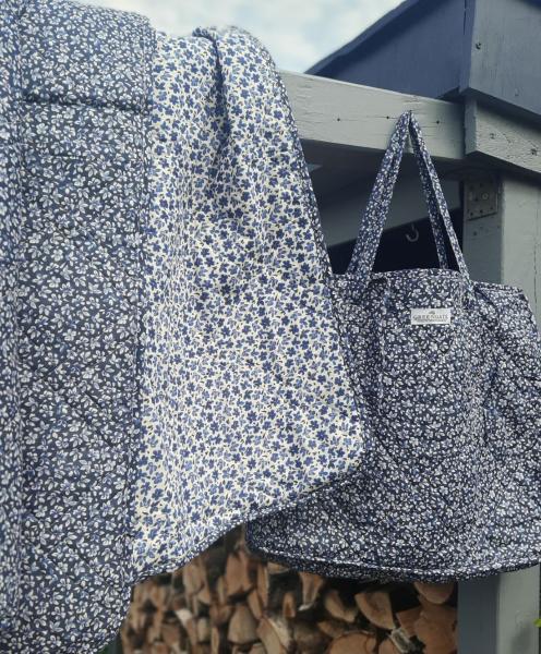 greengate-steppdecke-tagesdecke-dahla-blau-weiss-gebluemt-picknickdecke