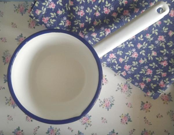 emaille-stieltopf-weiss-blauer-rand