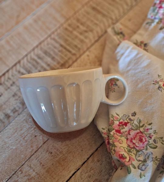 Tasse in creme-weiss aus Steingut 400 ml