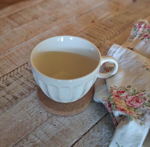 Große Kaffeetasse, Teetasse und Cafe au Lait-Tasse in creme-weiss