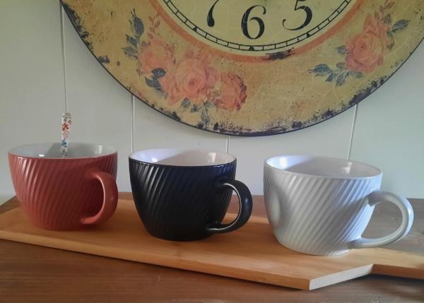 Große Kaffeetasse, Teetasse und Cafe au Lait-Tasse in hellem Grau
