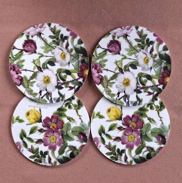 untersetzer-set-fuer-glaeser-weiss-bunt-gebluemt-mit-rosen