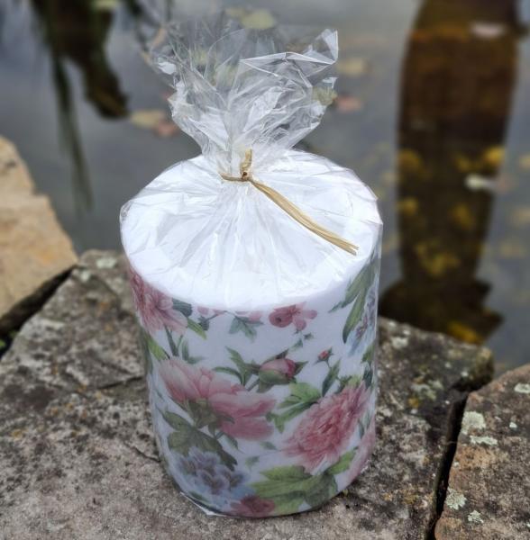 kerzen-deko-mit-blumen-motiv-rosa-hellblau-windlicht