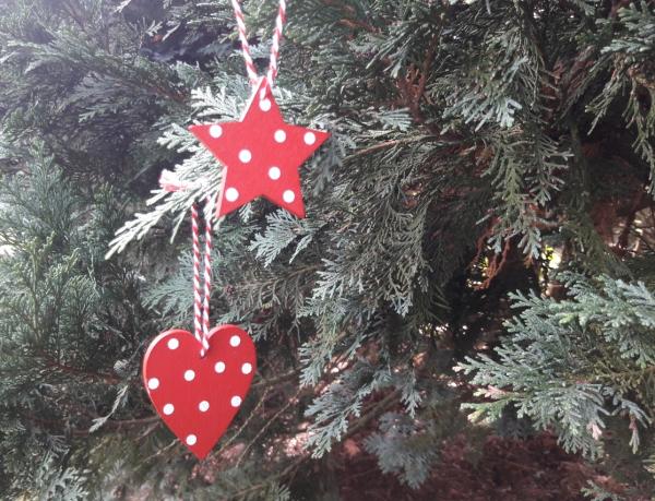 weihnachtsbaum-anhaenger-rot-weiss-punkte