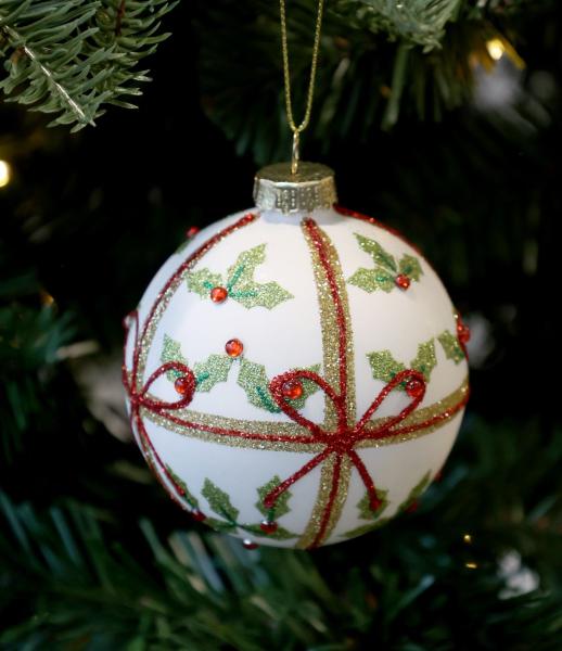 weihnachtskugel-weiss-mit-roter-schleife-chic-antique