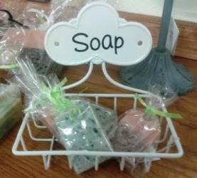 weißer seifenkorb für die wand