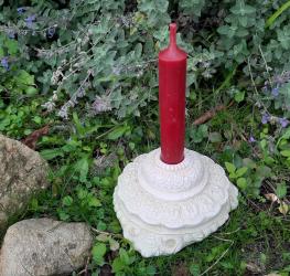 nostalgischer kerzenständer cremeweiss verschnörkelt