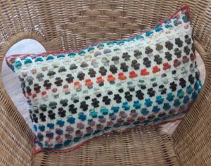kissen-bestickt-bunt