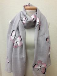 Tuch mit gestickten Schmetterlingen